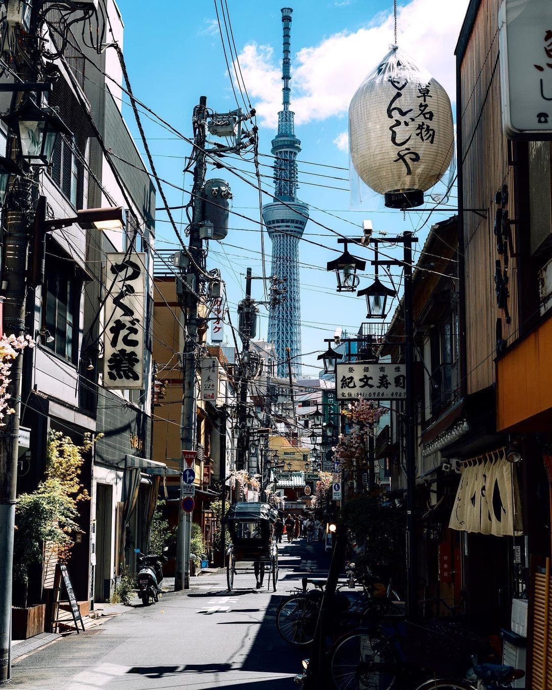 Típica calle de Tokio en Japón