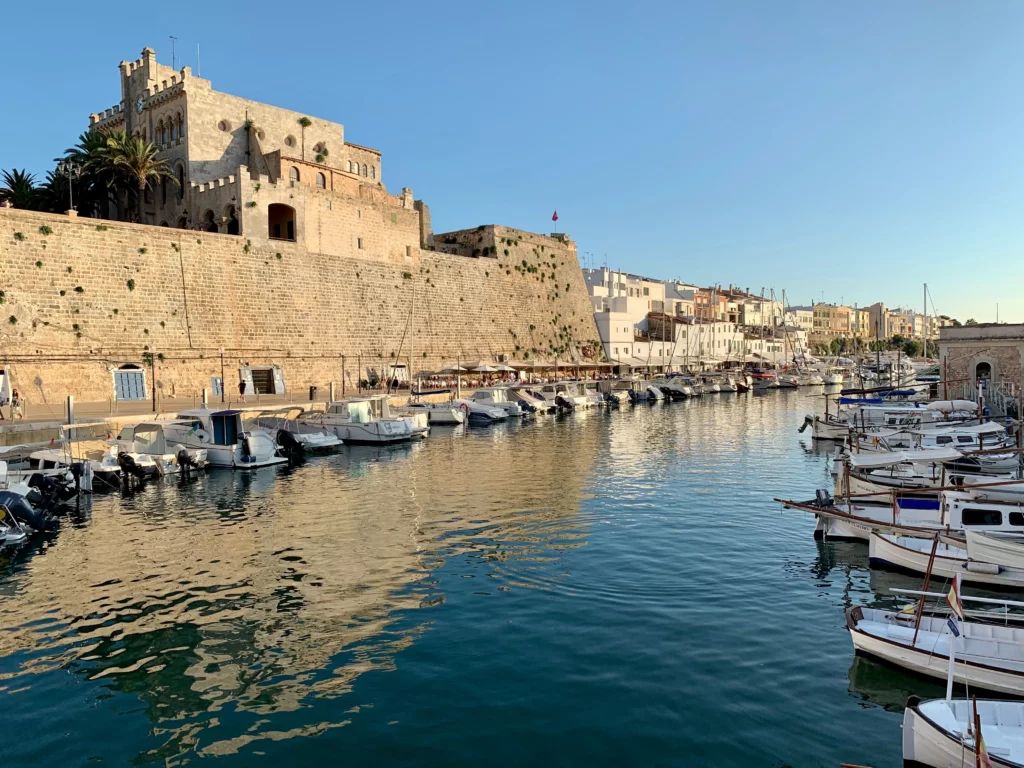 donde alojarse en menorca