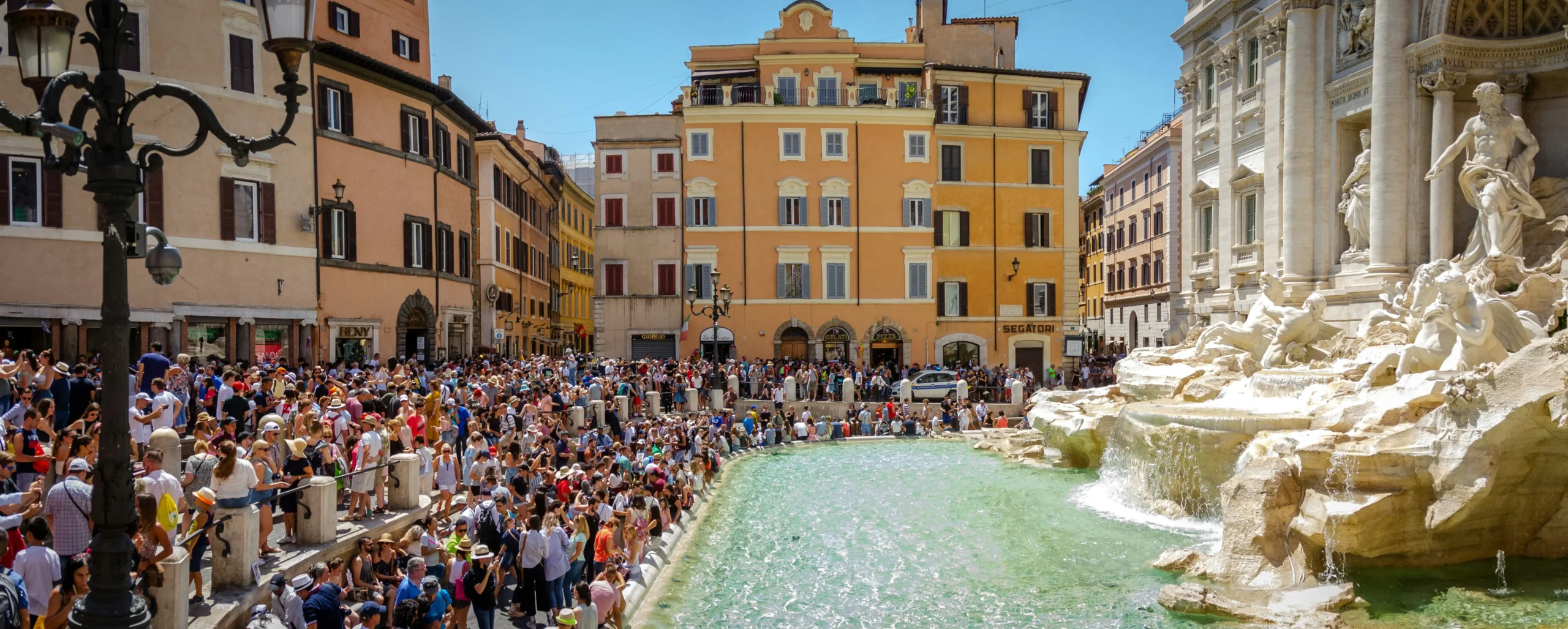 Inauguran polémica pasarela en la Fontana di Trevi para controlar el flujo de turistas